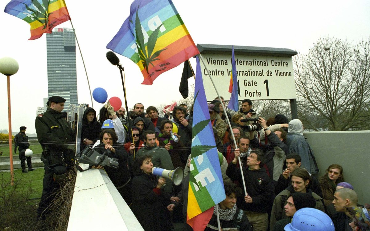 21 years ago: first civil society demo outside the UN in Vienna